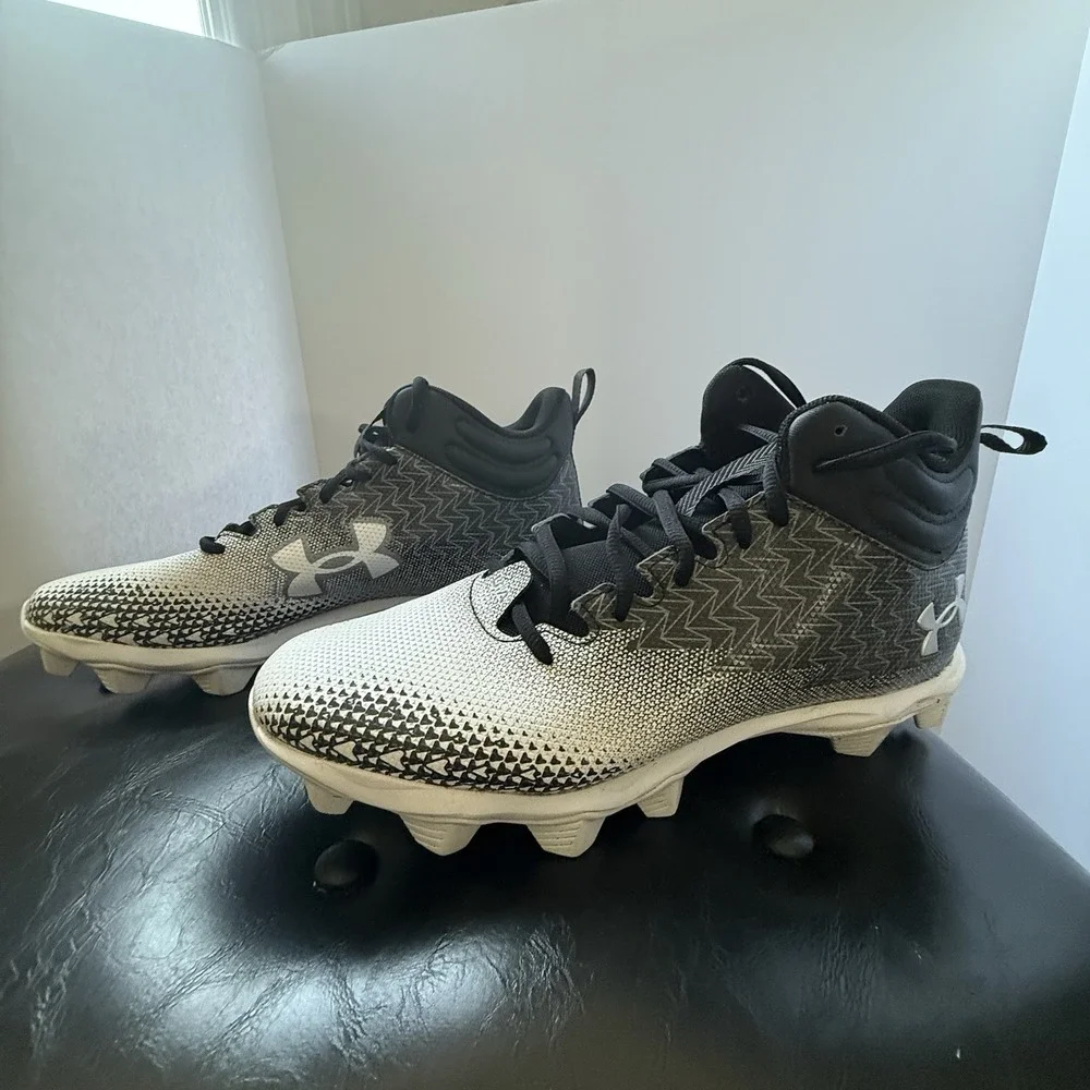 Men's Under Armour Spotlight Football‎ Cleats Sz 10 Black White 3026339-001 EUC